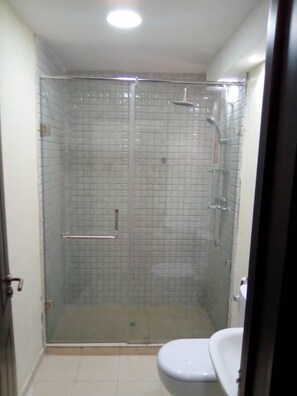 Ferienhaus, 4 Schlafzimmer, Nichtraucher | Badezimmer | Dusche, Regendusche, Handtücher