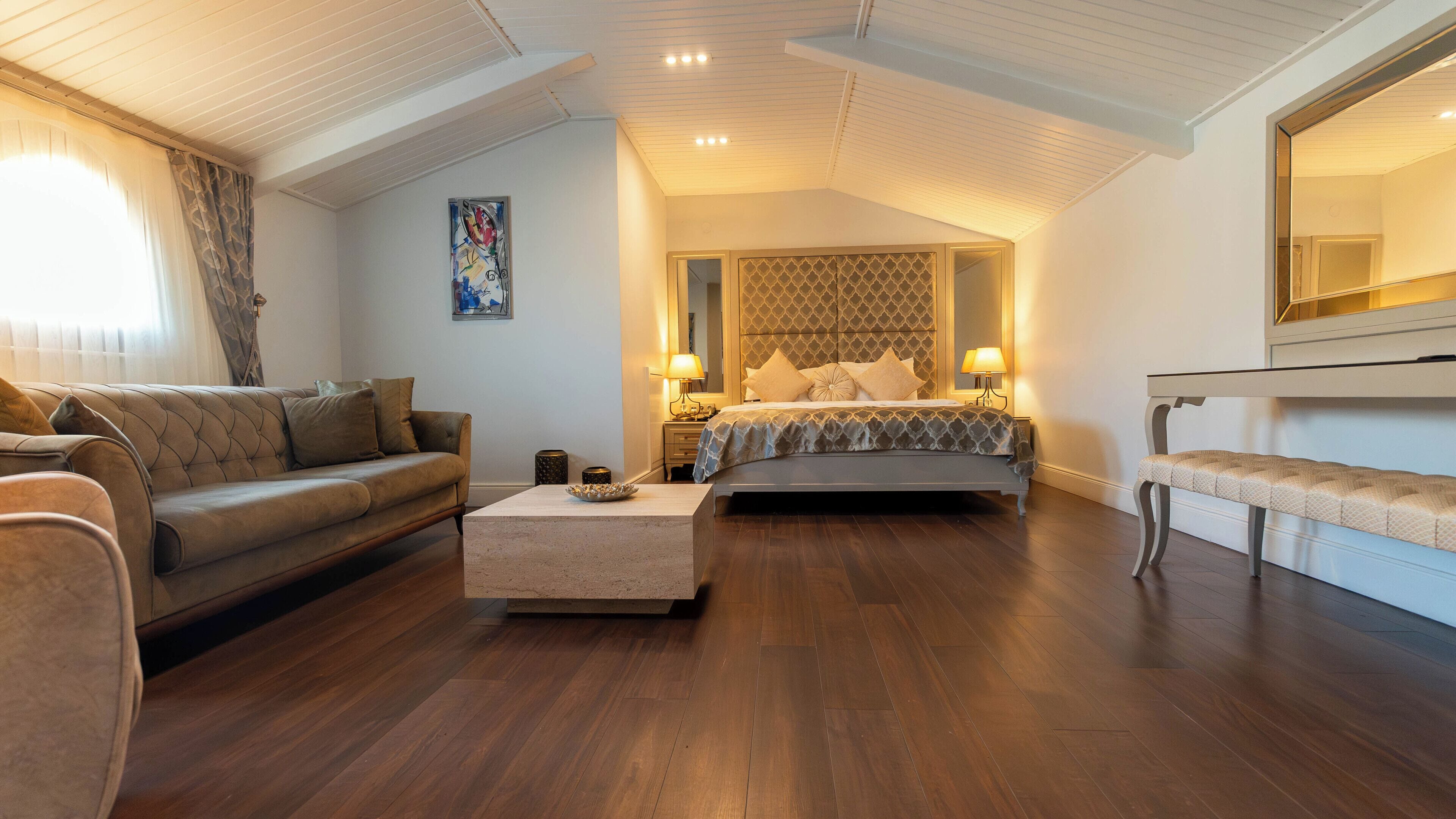 Suite | In-room safe, blackout curtains, soundproofing, iron/ironing board