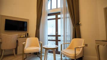 Deluxe kamer, uitzicht op de stad | Een kluis op de kamer, verduisterende gordijnen, geluiddichte muren