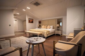 Rom – comfort, 1 queensize-seng | Safe på rommet, blendingsgardiner, lydisolert og strykejern/-brett