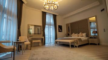 Deluxe kamer, uitzicht op de stad | Een kluis op de kamer, verduisterende gordijnen, geluiddichte muren