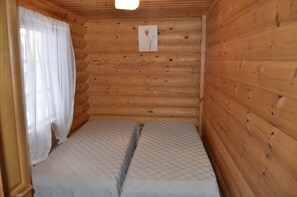 3 bedrooms, blackout curtains, free cots/infant beds, travel cot