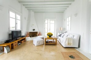 Villa, 4 habitaciones | Sala de estar | Televisión de pantalla plana y chimenea 