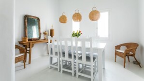 Villa, 4 Schlafzimmer | Essbereich im Zimmer