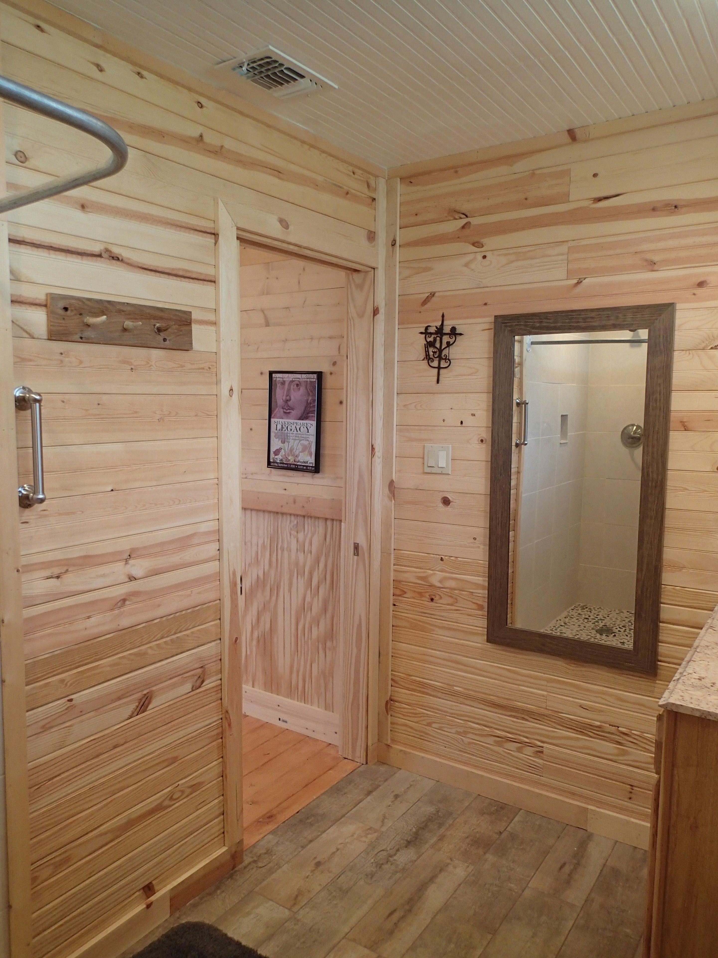 Comfort-Ferienhütte | Badezimmer | Dusche, kostenlose Toilettenartikel, Haartrockner