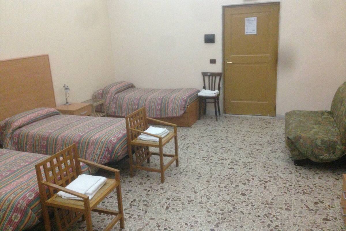 Cubrecamas, minibar, escritorio y espacio para trabajar con laptop