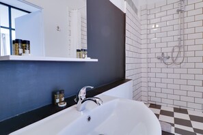 Apartment, Multiple Beds | Bathroom | Shower, towels