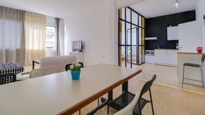 Eine moderne Wohnung mit Essbereich, Küche und Wohnbereich.