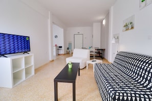 Apartamento, várias camas | Cofres nos quartos, escrivaninha, quartos à prova de som