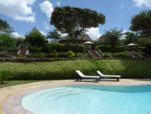 Outdoor pool, a heated pool - Nyati Hill Cottages (Nairobi)