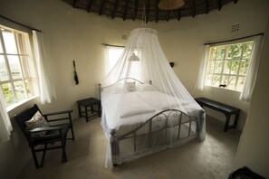 Casa rural familiar, vistes a la piscina | Escriptori, planxa i posts de planxar, wifi gratuïta i roba de llit 