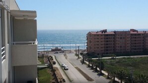 Vista costera con carretera, un edificio y el océano.