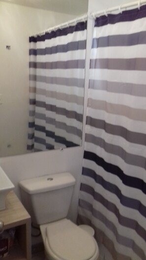 Familienapartment, barrierefrei, Meerblick | Badezimmer | Duschwanne, Komfortbadewanne, Haartrockner, Handtücher