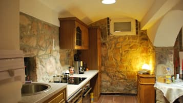 Double Room, Kitchen | Private kitchen | Fridge, microwave, stovetop, coffee/tea maker