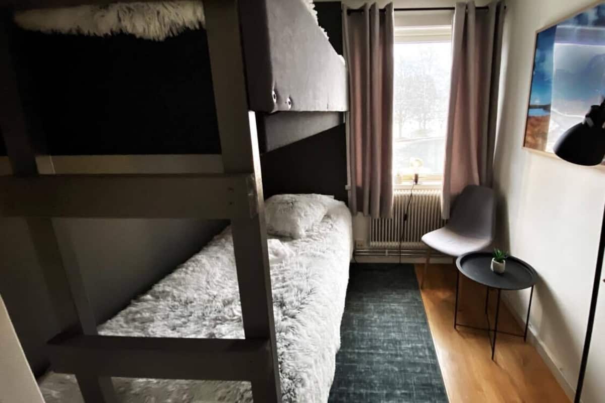 Basic Twin Room | Premium bedding, down comforters, pillowtop beds, blackout drapes