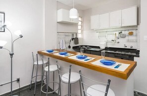 Apartamento, para não fumantes, vista para a cidade | Opções para refeição no quarto