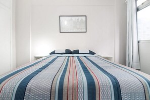 Apartamento, para não fumantes, vista para a cidade | Escrivaninha, cortinas blackout, ferros/tábuas de passar roupa