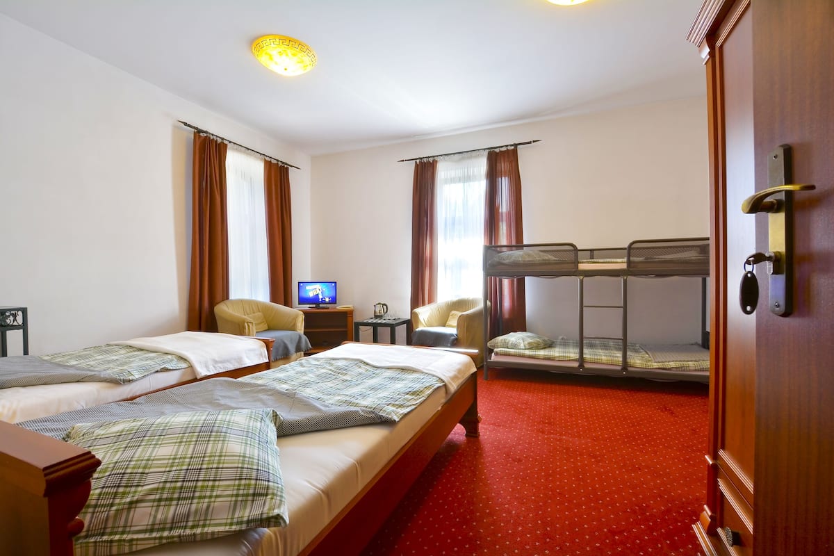 Apartamento, várias camas, para não fumantes | Wi-Fi de cortesia, acesso para cadeiras de rodas