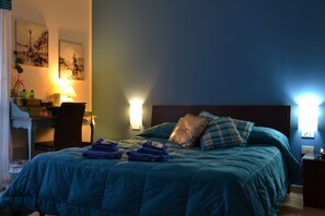Escritorio, wifi gratis y ropa de cama 