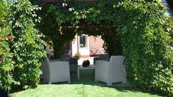 مقصورة في الحديقة