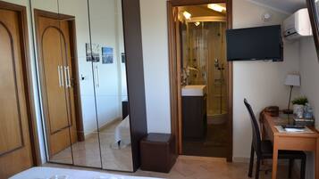 Comfort Double or Twin Room | Desk, free WiFi, bed sheets