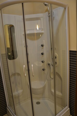Double or Twin Room | Bathroom | Shower, rainfall showerhead, free toiletries, bidet - Bed and breakfast Due Fontane (Caltanissetta)