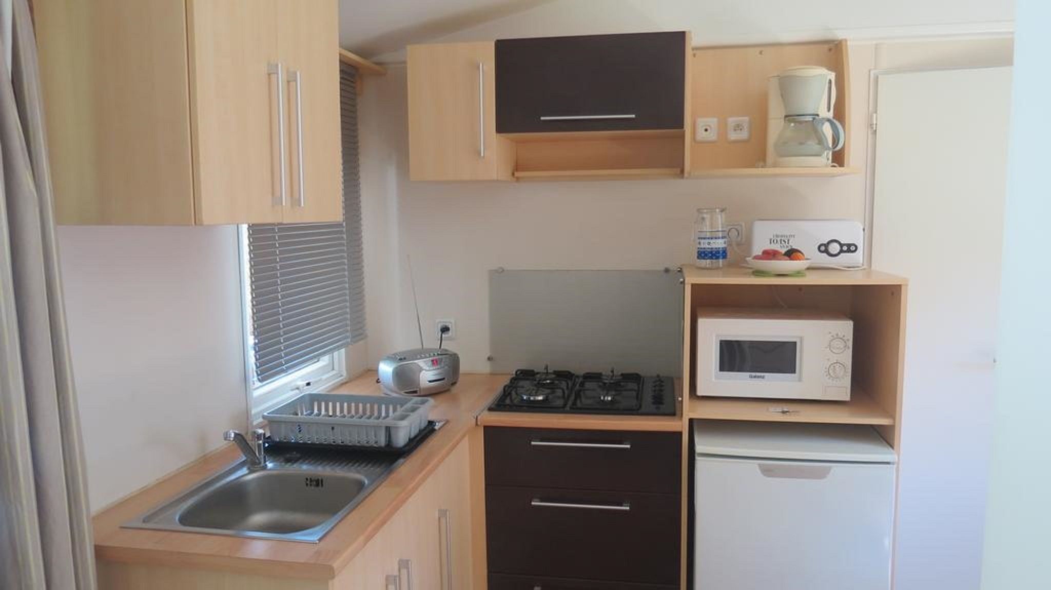Mobile Home (2 personnes) | Private kitchen | Fridge, microwave, stovetop, coffee/tea maker
