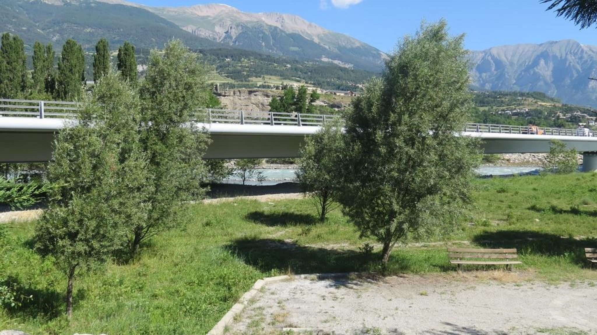 Un puente sobre un río, con montañas al fondo.