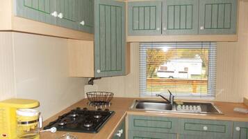 Mobile Home (3/4 personnes) | Cuisine privée | Réfrigérateur, micro-ondes, plaque de cuisson, cafetière/bouilloire