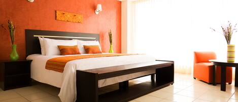 Junior suite | Luxe beddengoed, donzen dekbedden, een bureau, geluiddichte muren