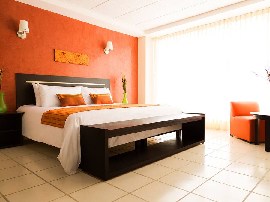Junior suite | Luxe beddengoed, donzen dekbedden, een bureau, geluiddichte muren