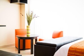 تلفزيون بشاشة مسطحة بحجم 32-بوصة يعرض قنوات تلفزيونية باشتراك مدفوع