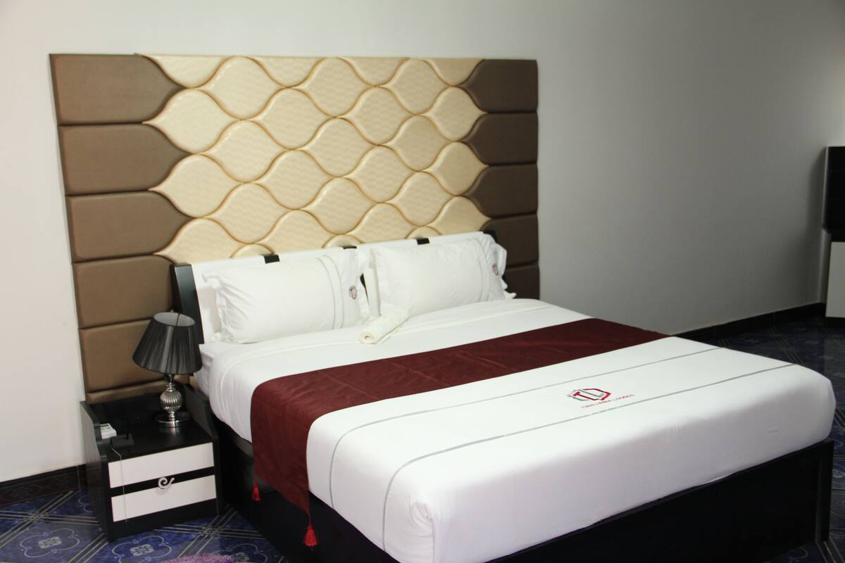 Business Double Room | Minibar, in-room safe, desk, blackout curtains