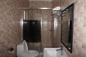 Business-Doppelzimmer | Badezimmer | Dusche, Regendusche, kostenlose Toilettenartikel, Bademäntel