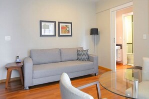 Apartamento empresarial, 1 cama Queen, para não fumantes | Área de estar | TV de tela plana