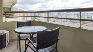 Business Apartment, 1 Katil Ratu (Queen), Non Smoking | Tempat makan luar