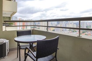 Business-Apartment, 1 Queen-Bett, Nichtraucher | Speisen im Freien