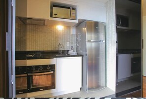 Apartamento empresarial, 1 cama Queen, para não fumantes | Cozinha privada | Geladeira grande, micro-ondas, fogão, cooktop