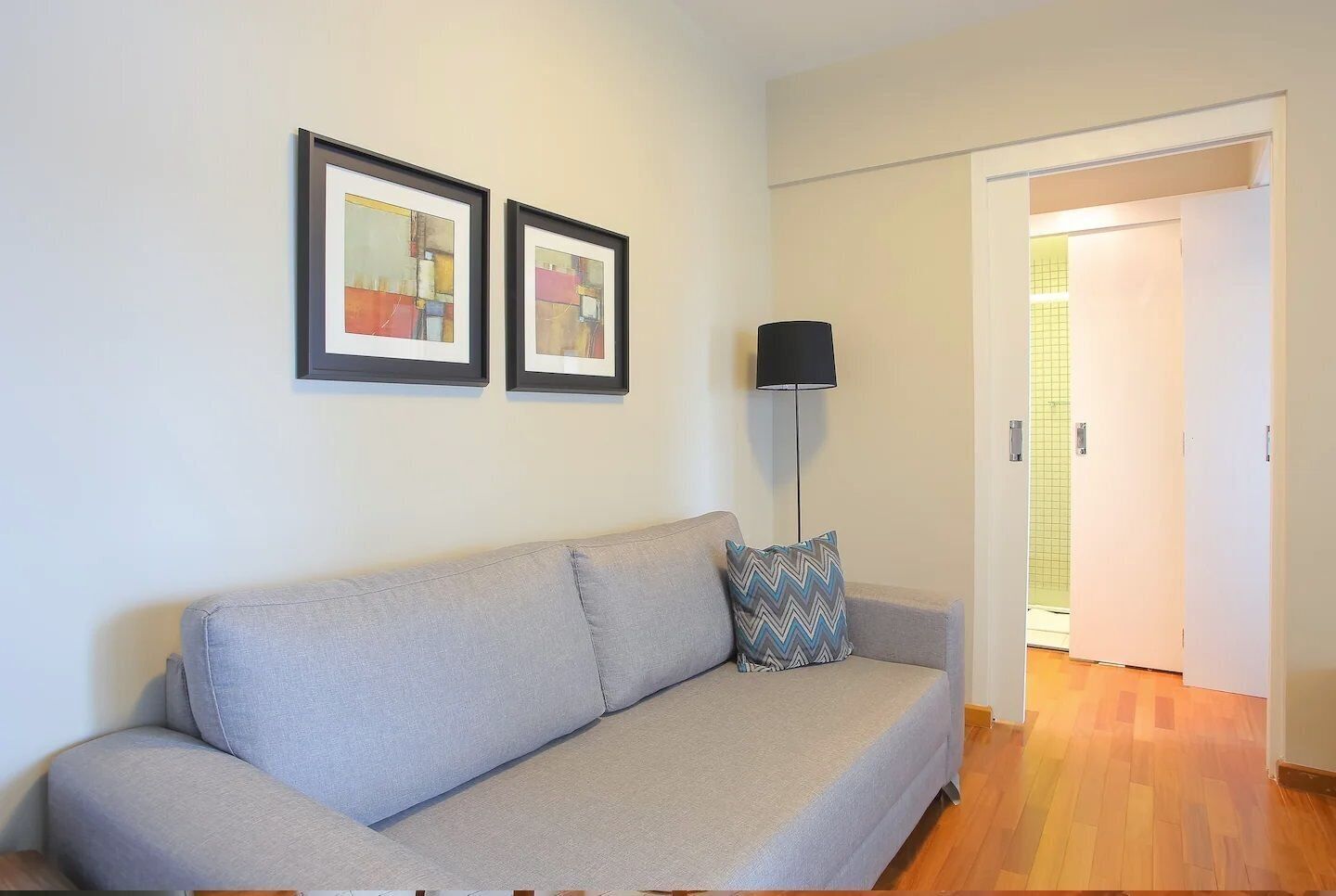 Lägenhet Business - 1 queensize-säng - icke-rökare | Vardagsrum | Platt-tv