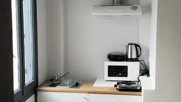 Geladeira, micro-ondas, cooktop, chaleira elétrica