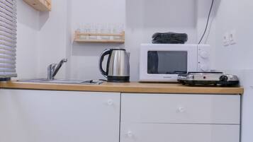 Apartamento, 1 cama de casal e sofá-cama | Cozinha privada | Geladeira, micro-ondas, cooktop, chaleira elétrica