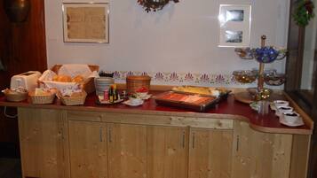 Free daily buffet breakfast