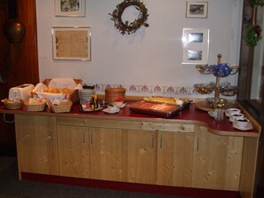 Free daily buffet breakfast