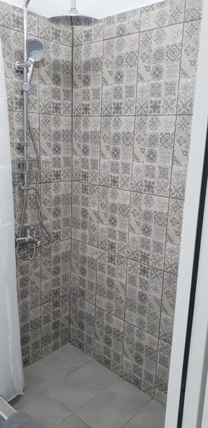 Douche, articles de toilette (gratuits), séchoir à cheveux