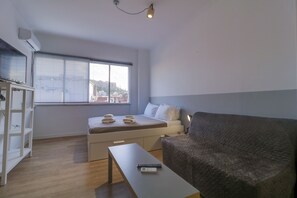 Apartemen, 1 Tempat Tidur Queen dengan tempat tidur Sofa, Bebas Asap Rokok, pemandangan kota | 1 kamar tidur, brankas, kedap suara, dan setrika/meja setrika
