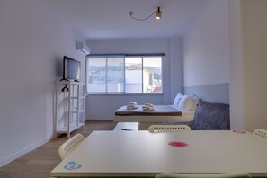 Apartemen, 1 Tempat Tidur Queen dengan tempat tidur Sofa, Bebas Asap Rokok, pemandangan kota | 1 kamar tidur, brankas, kedap suara, dan setrika/meja setrika