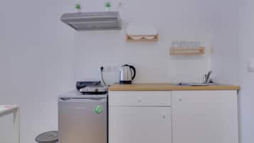 Apartment, 1 Queen Bed with Sofa bed, Non Smoking, City View | Private kitchen | Fridge, microwave, stovetop, cookware/dishes/utensils
