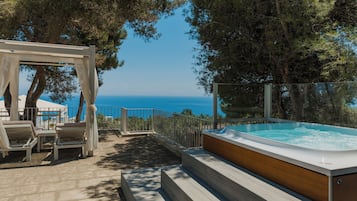 Deluxe Suite, Jetted Tub, Sea View | 1 bedroom, minibar, in-room safe, desk