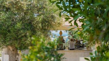 Bar (trong khuôn viên)