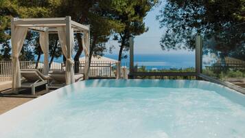 Deluxe Suite, Jetted Tub, Sea View | Minibar, in-room safe, desk, free cots/infant beds